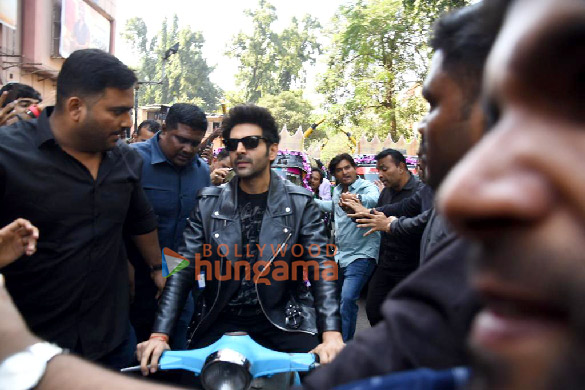 photos kartik aaryan kriti sanon and bhushan kumar grace the trailer launch of shehzada 8