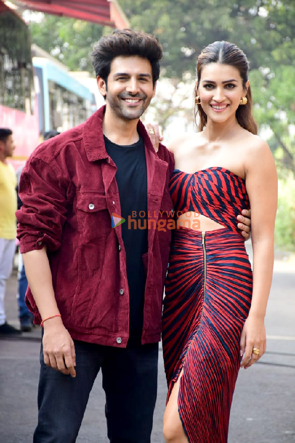 Photos Kartik Aaryan, Kriti Sanon and the cast of Shehzada snapped promoting the film on sets of The Kapil Sharma Show (3)