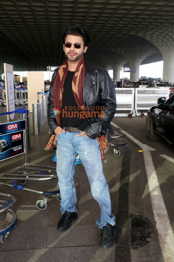 photos kartik aaryan tabu bhagyashree and others snapped athe airport 5