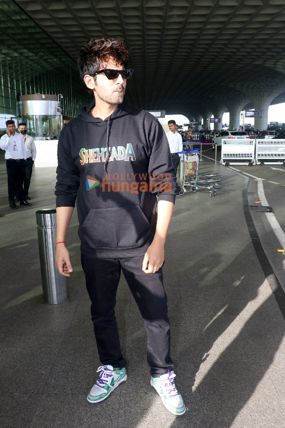 photos kartik aaryan tabu bhagyashree and others snapped athe airport 6