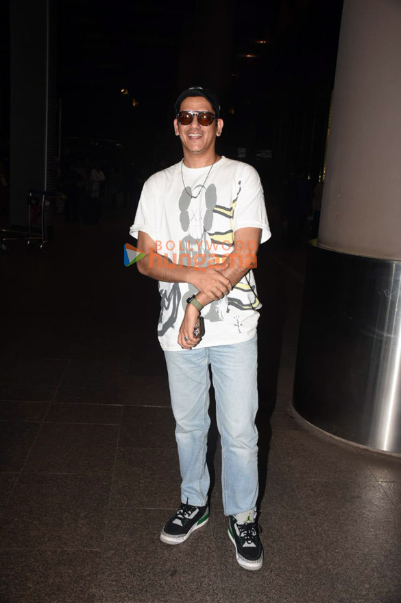 photos kartik aaryan tamannaah bhatia aryan khan and others snapped at the airport 4