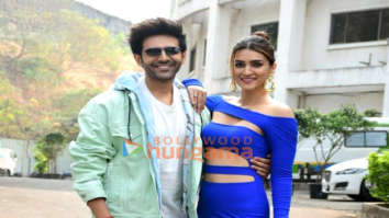 Photos: Kartik Aaryan and Kriti Sanon snapped on the sets of Indian Idol for Shehzada promotions