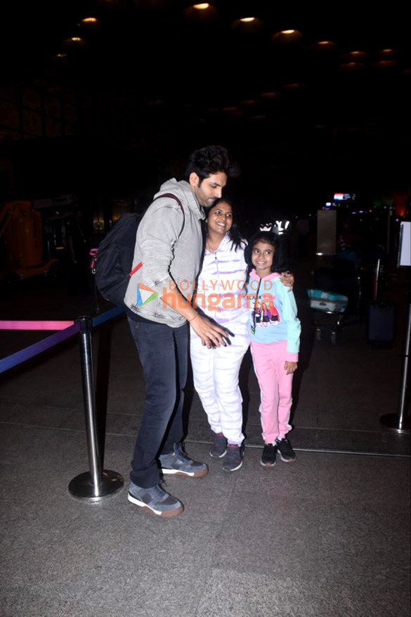 photos kartik aaryan and raveena tandon snapped at the airport 1