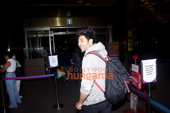 photos kartik aaryan and raveena tandon snapped at the airport 3