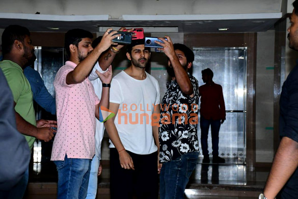 photos kartik aaryan and rohit dhawan snapped in andheri 3