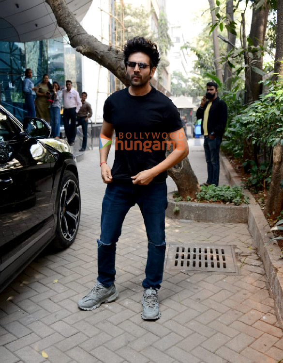 Photos: Kartik Aaryan snapped in Andheri Photos: Kartik Aaryan snapped in Andheri