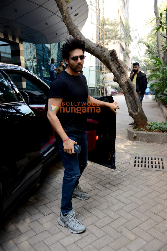 photos kartik aaryan snapped in andheri 4 17