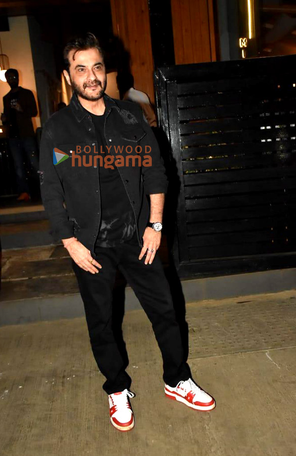 photos khushi kapoor shanaya kapoor anjali dhawan and sanjay kapoor spotted 1