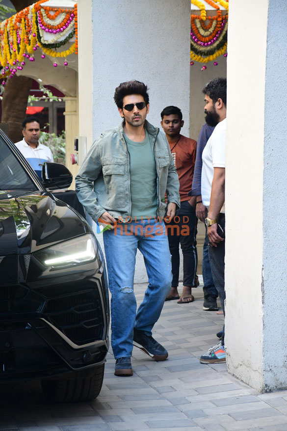 photos kriti sanon and kartik aaryan snapped promoting their film shehzada 1