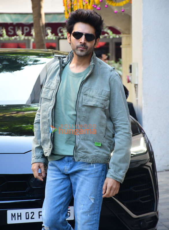 photos kriti sanon and kartik aaryan snapped promoting their film shehzada 2