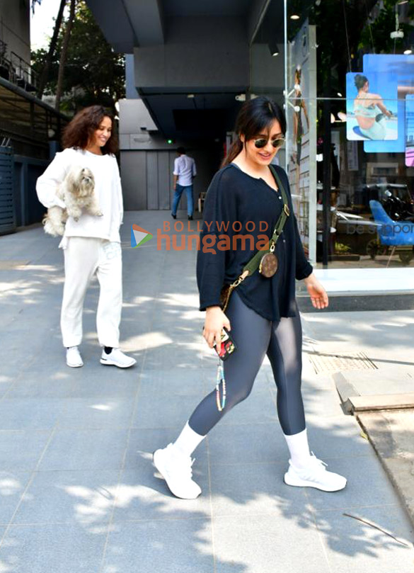 photos neha sharma and aisha sharma snapped in khar 4 2