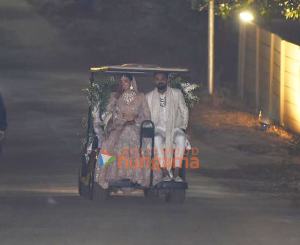 photos newlywed kl rahul and athiya shetty pose for paps 4