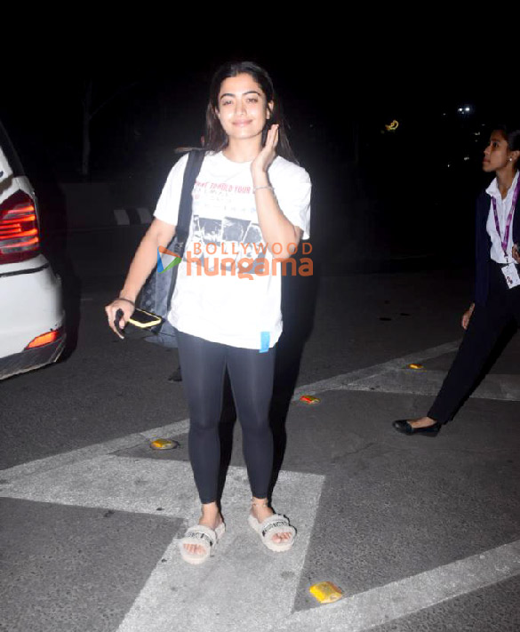 photos pooja hegde bhagyashree and others snapped at the airport 009 2