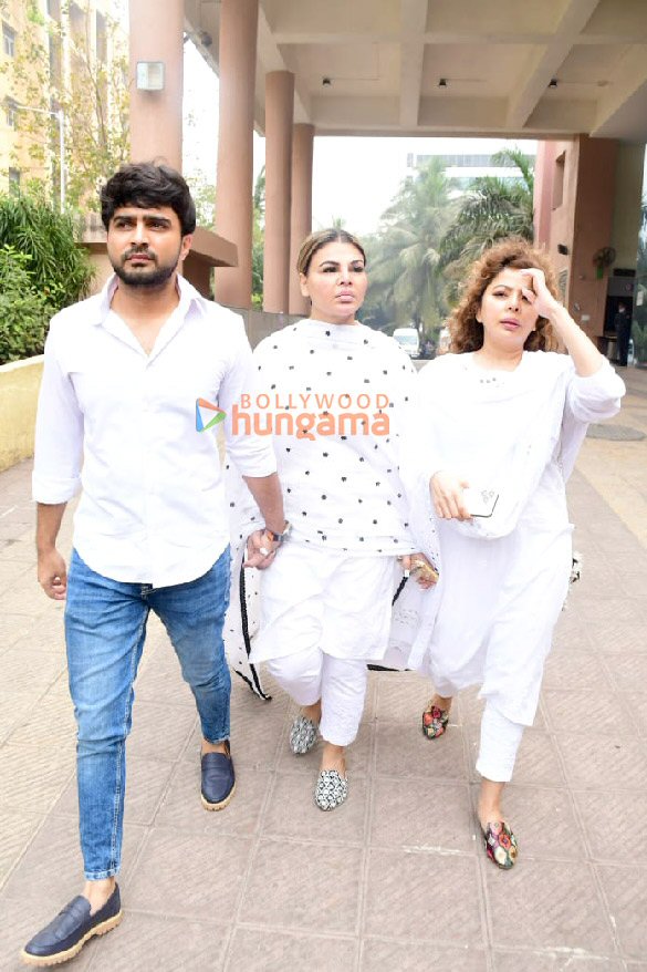photos rakhi sawant snapped with her husband adil durhani at cooper hospital in juhu 4