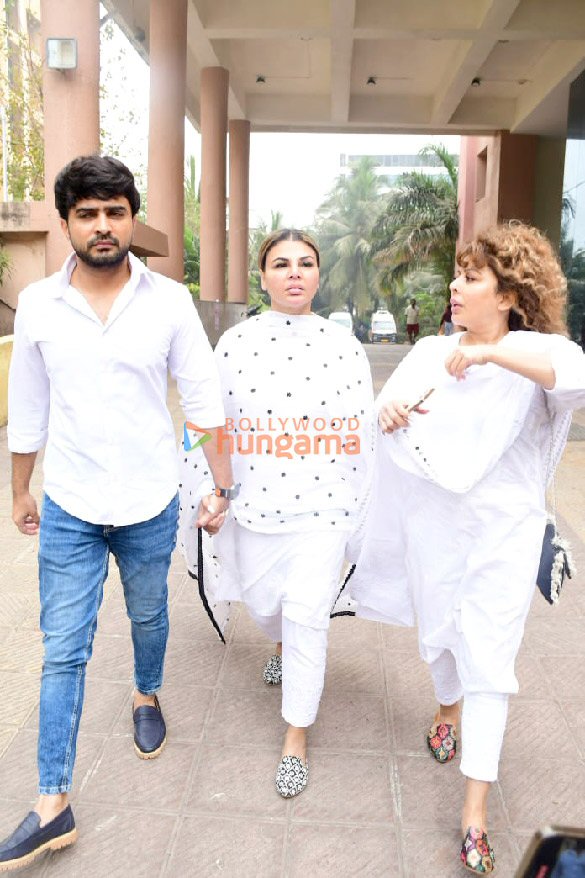photos rakhi sawant snapped with her husband adil durhani at cooper hospital in juhu 6