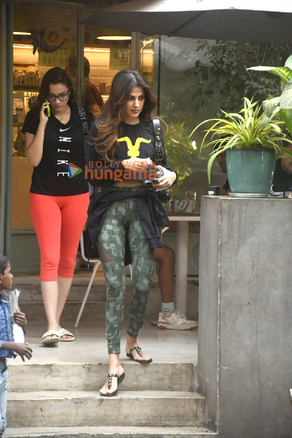 photos rhea chakraborty spotted in bandra 1 5