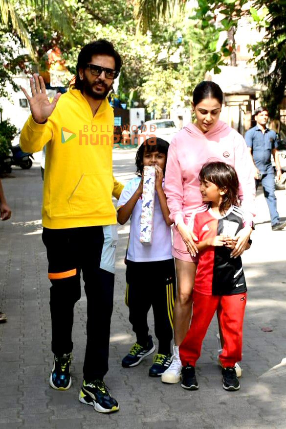 photos riteish deshmukh genelia dsouza snapped with their kids in juhu 1