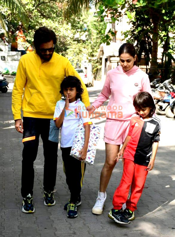 photos riteish deshmukh genelia dsouza snapped with their kids in juhu 3