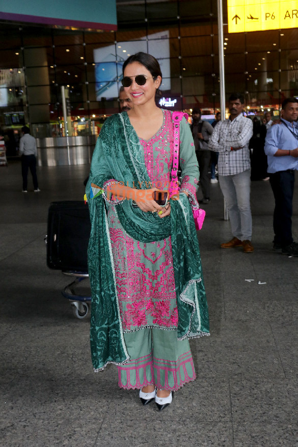 Samantha Ruth Prabhu gets snapped in all-white at the airport. See pics