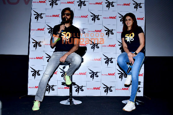 photos riteish deshmukh and genelia dsouza snapped waving to the audience at moviemax sion 1