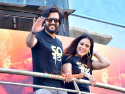 Photos: Riteish Deshmukh and Genelia D’Souza snapped waving to the audience at MovieMax, Sion