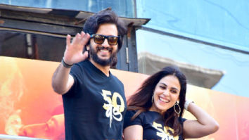 Photos: Riteish Deshmukh and Genelia D’Souza snapped waving to the audience at MovieMax, Sion