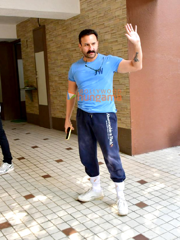 Photos: Saif Ali Khan snapped at a dubbing studio in Khar Photos: Saif Ali Khan snapped at a dubbing studio in Khar