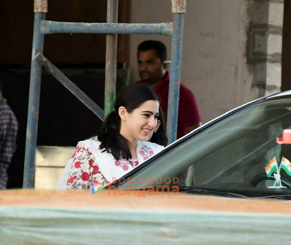 photos sara ali khan and amrita singh snapped searching for a new office in the city 3