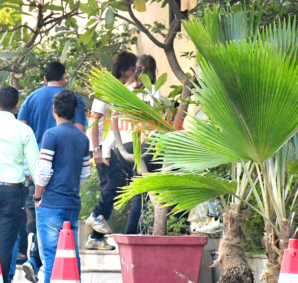 photos shah rukh khan aryan khan and suhana khan snapped at a screening of pathaan 3