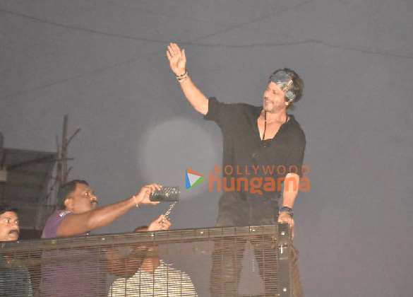 photos shah rukh khan meets fans outside his residence in bandra 2