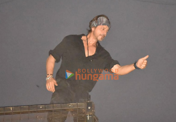 photos shah rukh khan meets fans outside his residence in bandra 3