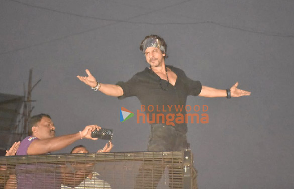 Photos: Shah Rukh Khan meets fans outside his residence in Bandra Photos: Shah Rukh Khan meets fans outside his residence in Bandra