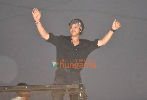 photos shah rukh khan meets fans outside his residence in bandra 5