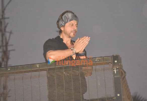 photos shah rukh khan meets fans outside his residence in bandra 6