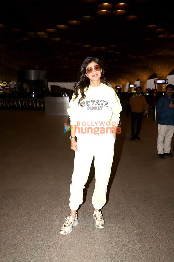 photos shilpa shetty snapped at the airport 1 2