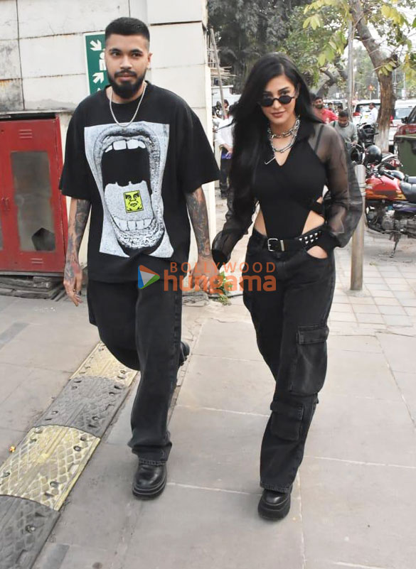 Photos: Shruti Haasan snapped with her boyfriend at Food Mall