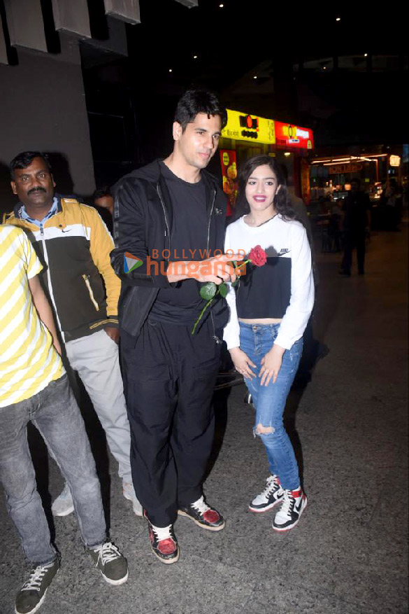Photos: Sidharth Malhotra, Shefali Jariwala, Krystle D’Souza and others snapped at the airport Photos: Sidharth Malhotra, Shefali Jariwala, Krystle D’Souza and others snapped at the airport
