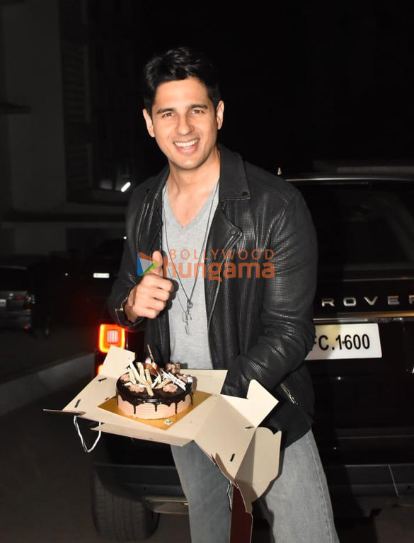 photos sidharth malhotra celebrates his birthday with media at his residence in bandra 5