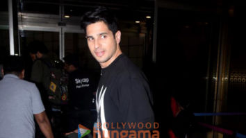 Photos: Sidharth Malhotra snapped at the airport