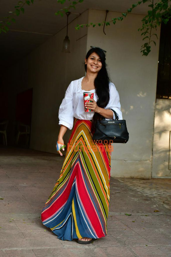 photos tanishaa mukerji snapped in bandra 1