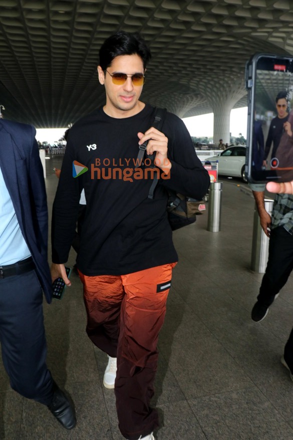 photos uorfi javed mrunal thakur sidharth malhotra and arbaaz khan snapped at the airport 2