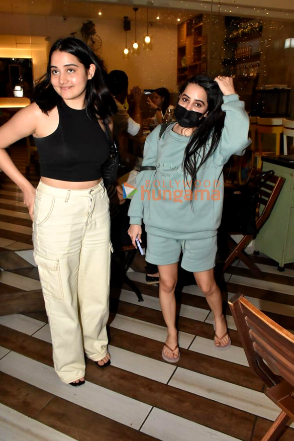 photos uorfi javed snapped at farmers cafe in bandra 5