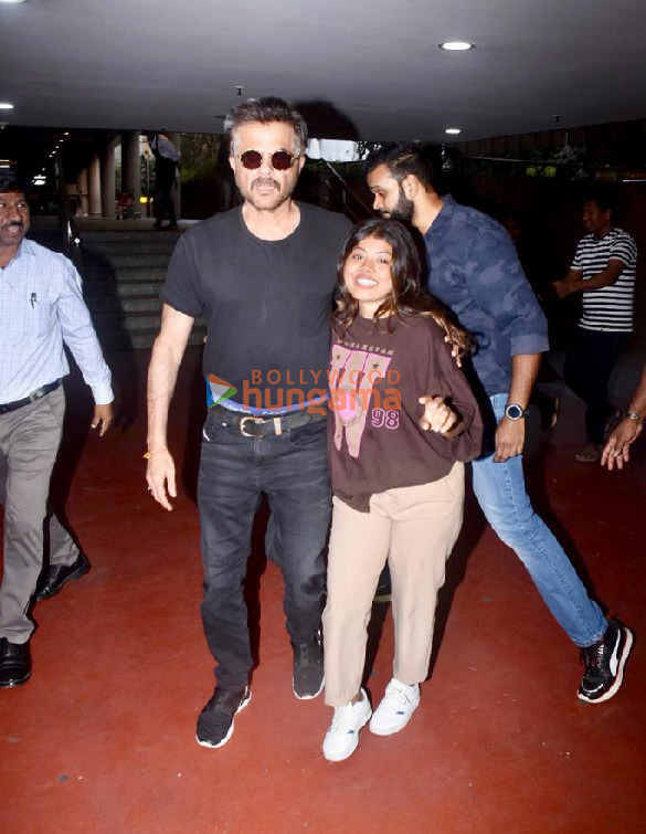 photos urvashi rautela malaika arora amrita rao and others snapped at the airport4 3
