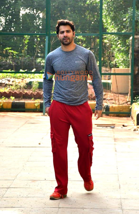 photos varun dawan snapped in juhu 1
