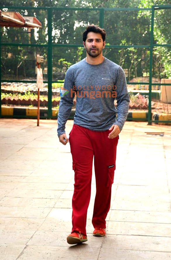 photos varun dawan snapped in juhu 2