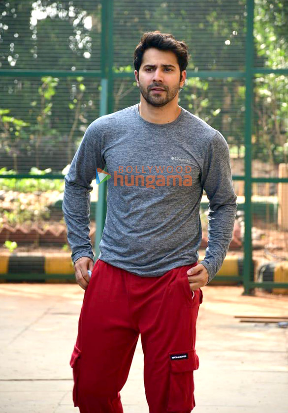 Photos: Varun Dhawan snapped in Juhu Photos: Varun Dhawan snapped in Juhu