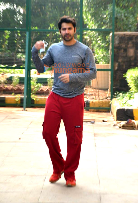 photos varun dawan snapped in juhu 6