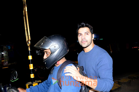 photos varun dhawan snapped at versova jetty 1 2