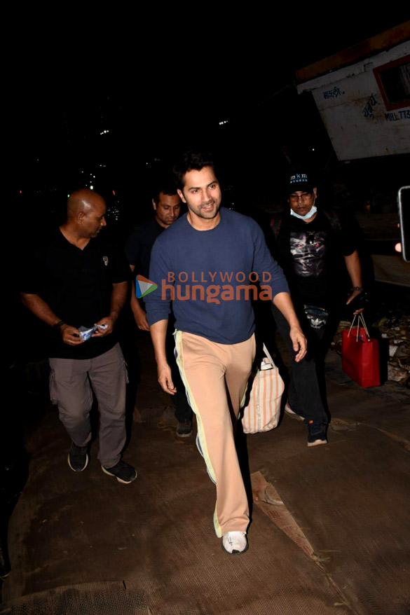photos varun dhawan snapped at versova jetty 3