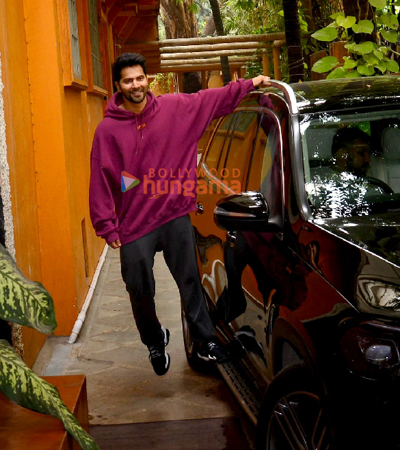 photos varun dhawan snapped outside a dance class in juhu 3